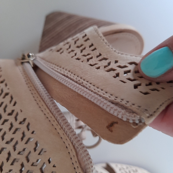 Vince Camuto Women's Tan Leather Wedge Sandals - Picture 6 of 8